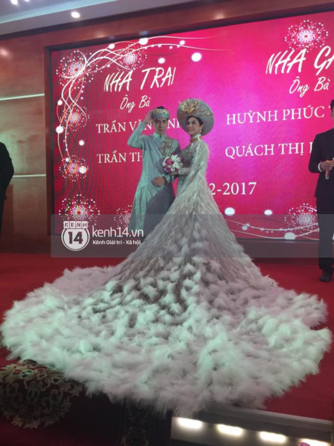 Cô dâu thay áo dài đuôi công chính thức bước vào lễ tân hôn.