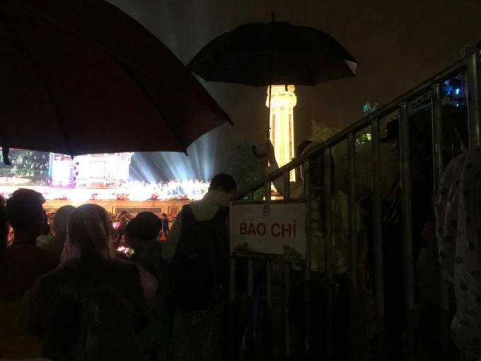 Báo chí được sắp xếp một góc chẹo chẹo rất khó ghi hình toàn cảnh.