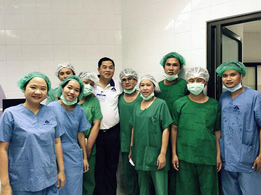 Tập thể y, bác sỹ Bệnh viện Mắt luôn lấy sức khỏe người bệnh để phục vụ.