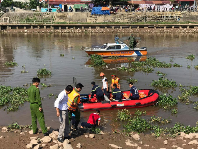 Lực lượng chức năng huyện Kim Sơn (Ninh Bình) được huy động tìm kiếm nạn nhân.