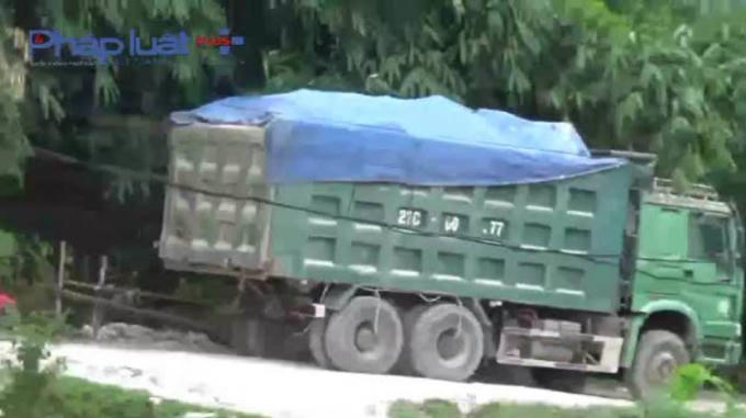 Chiếc xe này ì ạch bò đoạn gần cửa nhà Chủ tịch UBND xã Mông Sơn.