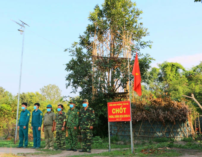 Đài quan sát làm bằng cây tràm thô sơ , cao 7m để dễ phát hiện đối tượng nhập cảnh trái phép thuộc Đồn Biên Phòng Tân Hà (chốt phòng, chống dịch số 7)luôn duy trì nghiêm quân số liên quân trực 24/24. Ảnh: Thanh Hải.