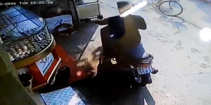 Người đàn ông nhảy lên xe dựng sẵn bên ngoài cửa hàng và phóng đi mất.