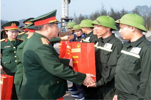 Đại tướng Nguyễn Trọng Nghĩa trao quà Tết tặng đại diện người lao động Công ty cổ phần Vận tải và Chế biến than Đông Bắc.
