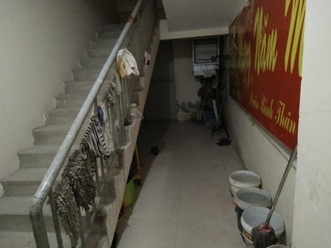 Và cửa thoát hiểm ngổn ngang.