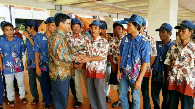 Đại sứ Hoàng Anh Tuấn (thứ 4 từ trái sang) thăm hỏi các ngư dân.