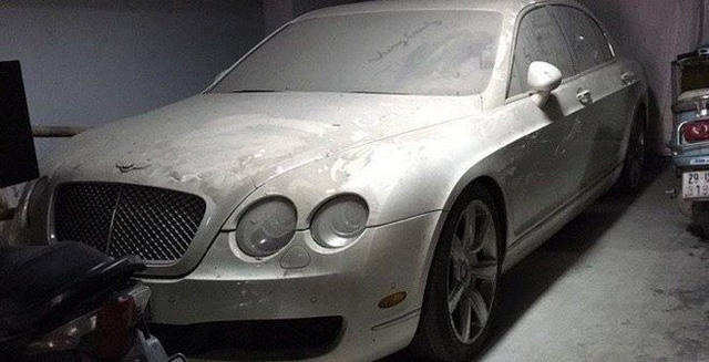 Năm 2016, hình ảnh chiếc Bentley Continental Flying Spur cư trú trong một hầm đỗ xe tại Hà Nội với lớp bụi dày đặc và xung quanh là dàn xe máy chen chúc nhau khiến nhiều người không khỏi ngao ngán. Nhiều nguồn tin cho hay, chiếc xe siêu sang đã nằm im tại đây hơn 2 năm.