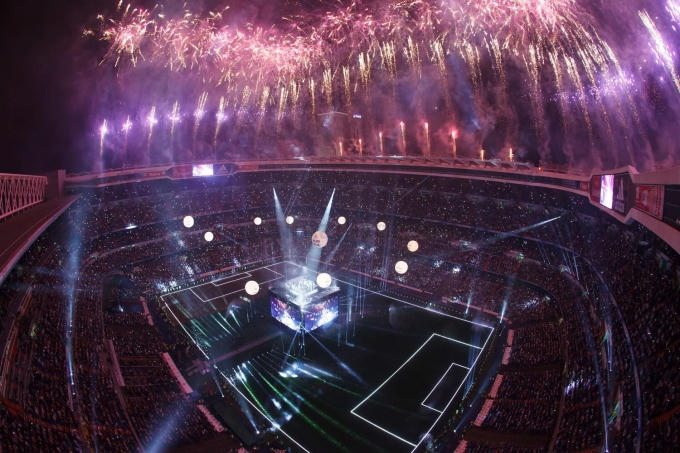 Bữa tiệc ăn mừng của Real Madrid trên sân Bernabeu đầy màu sắc, với pháo hoa và rất nhiều thứ.