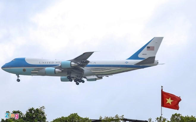 15h36 chuyên cơ đưa ông Obama đã đến Sài Gòn. (Ảnh: Zing.vn)