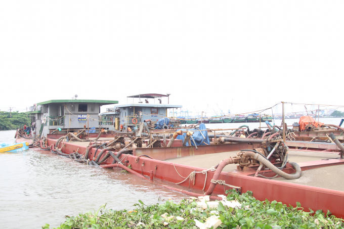 Khoảng 2300 mét khối cát bị bắt giữ trên đường đi tiêu thụ.