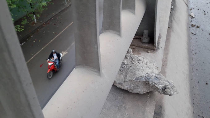 Nhiều người đặt nghi vấn đơn vị quản lí tuyến đường coi thường tính mạng người dân Thủ đô?