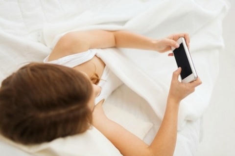 Kiểm tra điện thoại ngay khi thức dậy khiến bạn căng thẳng