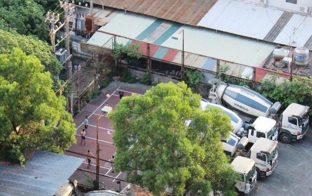 Sân bóng chuyền trong trạm trộn bê tông của Công ty Vimeco tại Tổ dân phố 6, phường Tây Mỗ, quận Nam Từ Liêm vẫn hoạt động sôi nổi bất chấp lệnh cấm của UBND TP Hà Nội (Ảnh chụp lúc 17 giờ 47 phút ngày 29/5/2021).