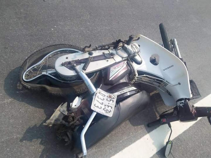 Chiếc xe máy bị biến dạng sau cú đâm mạnh của ô tô. Ảnh: TheLong Nguyen.