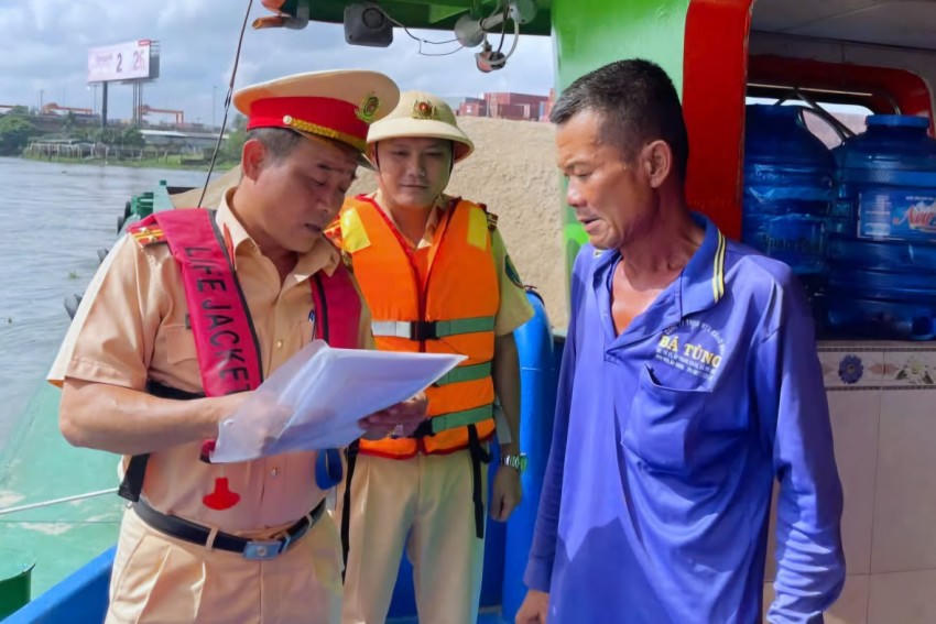 Công tác tuyên truyền được lực lượng công an lồng ghép trực tiếp tại bến bãi và trên phương tiện.