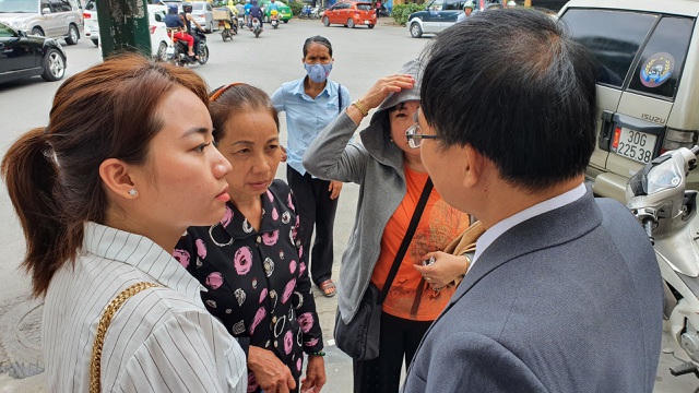 Gia đình bị cáo Hồ Duy Hải trao đổi với luật sư Phong sau khi kết thúc phiên giám đốc thẩm sáng 6/5.