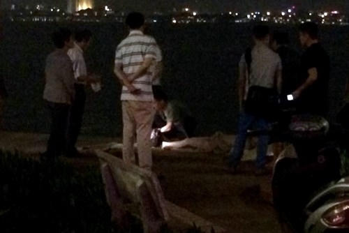 Lực lượng chức năng khám nghiệm thi thể nạn nhân.