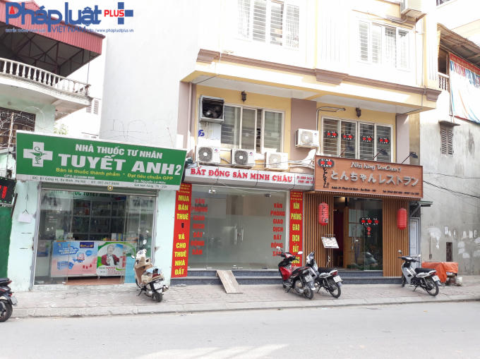 Hai cửa hàng nằm cùng 1 bên đường. Một nhà thuốc có địa chỉ số 81 Cống Vị, Ba Đình. Nhà hàng cách đó một nhà là số 81 Phan Kế Bính.