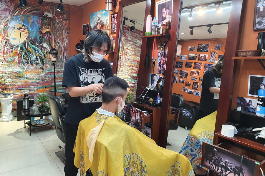 Tỉnh Sơn La đã tạm thời cho phép hoạt động trở lại với tiệm cắt tóc, gội đầu.