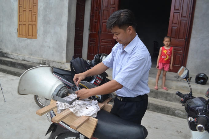 Anh Chuyên chuẩn bị loa đi tuyên truyền. ( ảnh: Phàn Giào Họ)