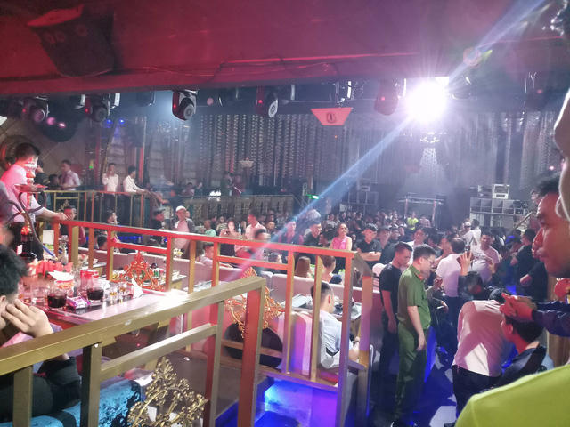 Bên trong quán bar lúc công an ập vào kiểm tra