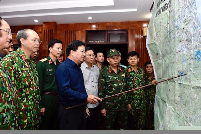 Phó Thủ tướng Trịnh Đình Dũng thảo luận phương án cứu hộ, cứu nạn các nạn nhân vụ sạt lở đất. Ảnh: Baochinhphu.vn