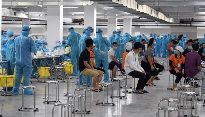 Nhân viên Y tế lấy mẫu xét nghiệm cho công nhân tại khu công nghiệp Quang Châu. (Ảnh: Giang Huy)