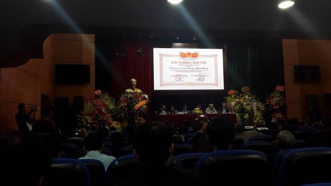 Đồng chí Nguyễn Thế Kỷ ngồi giữa chủ trì cùng đoàn chủ tịch