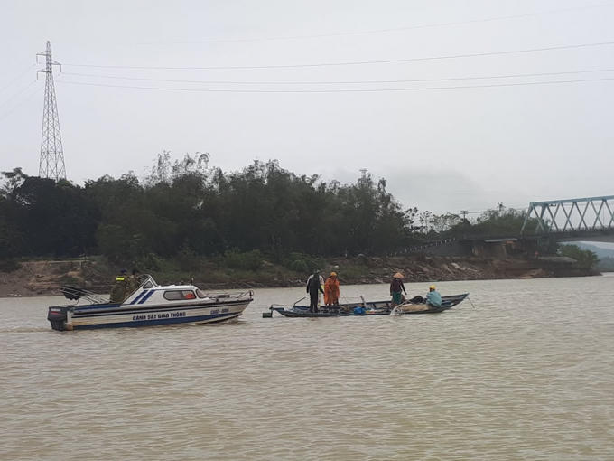 Công tác trục vớt các phách gỗ rất khó khăn bởi nước dâng cao