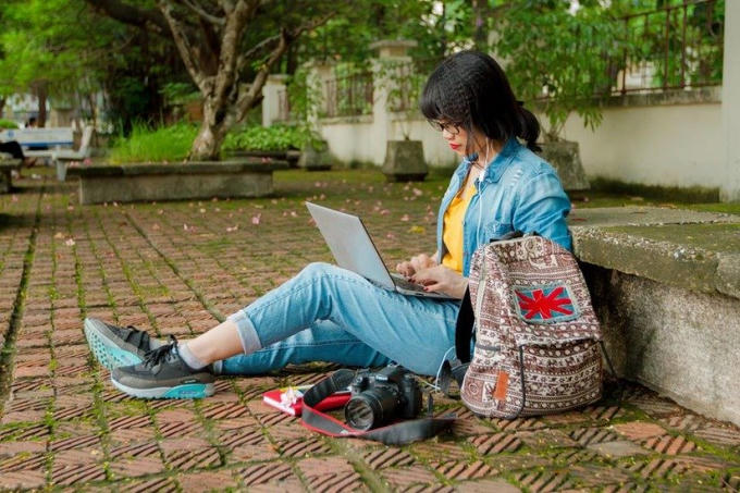 Một góc phố nhỏ đều trở thành phòng làm việc. Ảnh: FBNV