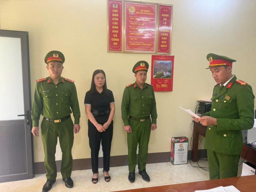 Cơ quan Cảnh sát điều tra, Công an tỉnh thi hành Quyết định khởi tố vụ án hình sự, khởi tố bị can đối với Vũ Thị Bích Ngọc về hành vi cho vay lãi nặng trong giao dịch dân sự.