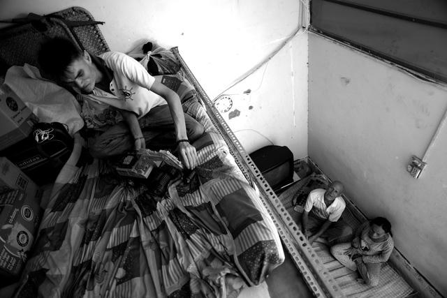 Căn nhà trọ chật chội, được kê gác làm chỗ chơi cho Long mỗi khi ông bà đi bán vé số buổi trưa.