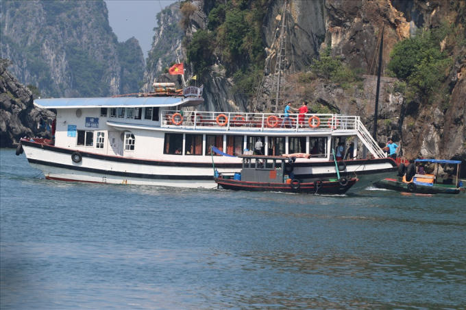 Các thuyền bán hàng rong chủ yếu tìm cách lên tàu chở du khách Trung Quốc. Ảnh: CTV.