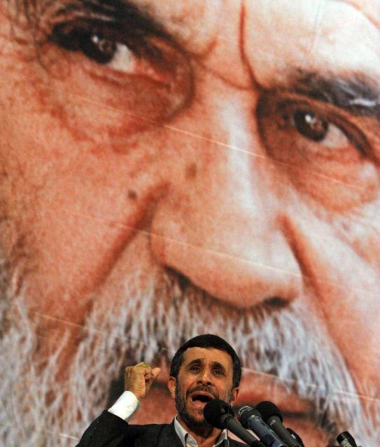 Tổng thống Iran Mahmoud Ahmadinejad phát biểu trong lễ kỷ niệm 18 năm ngày mất của nhà sáng lập Cách mạng Hồi giáo Ayatollah Khomeini, tại Tehran, tháng 6/2007.