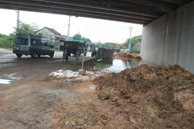 Ao nước được đơn vị thi công cầu vượt đường cao tốc Đà Nẵng - Quảng Ngãi che chắn tạm bợ.