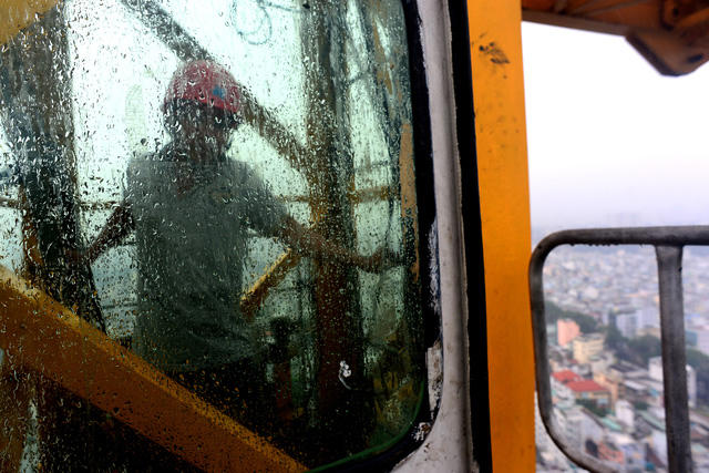 Những ngày khô ráo, công việc của Lợi đỡ vất vả. Những ngày trời mưa, gió mạnh, việc điều khiển cẩu gặp khó khăn hơn nhiều.