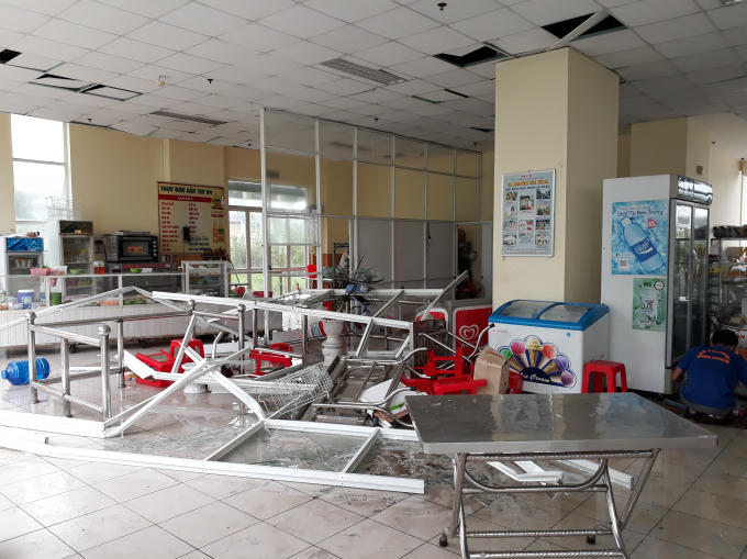 Khu nhà ăn B4 bị xáo trộn chỉ sau một đêm.