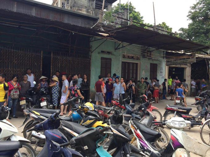 Người dân tụ tập nơi xảy ra vụ việc.
