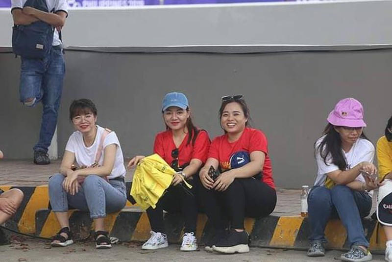 Số lượng ít cổ động viên Việt Nam đến cổ vũ cầu thủ nhà