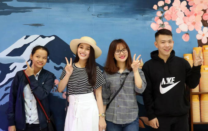 Ngọc nữ Bolero vui vẻ giao lưu cùng fan hâm mộ tại quê nhà.