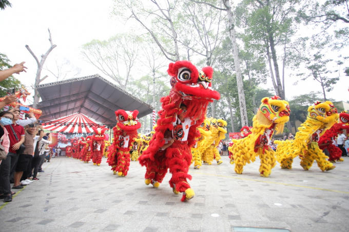 Màn đồng diễn 108 con lân được xác lập Kỷ lục Việt Nam