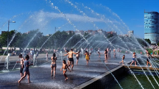 Người dân địa phương tắm dưới vòi phun nước ở St Petersburg, Nga. (Ảnh: RT)