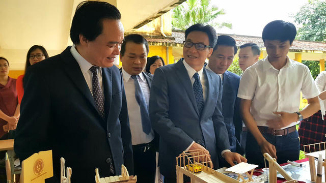 Phó Thủ tướng Chính phủ Vũ Đức Đam và Bộ trưởng Bộ GD&amp;ĐT Phùng Xuân Nhạ tham quan các mô hình sinh viên sáng tạo tiêu biểu.