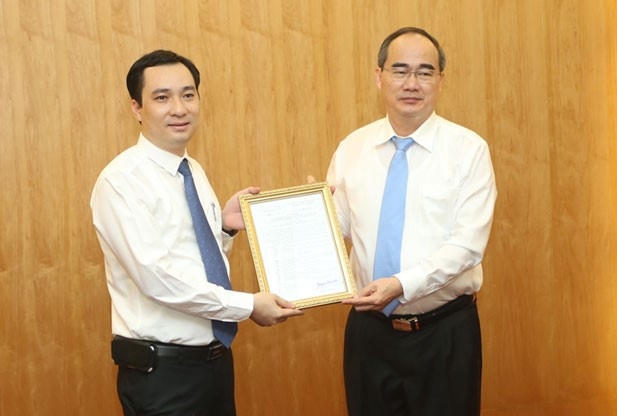 Ông Nguyễn Thiện Nhân trao Quyết định bổ nhiệm Tổng biên tập tạp chí Mặt trận cho nhà báo Vũ Văn Tiến. Ảnh: Kỳ Anh.