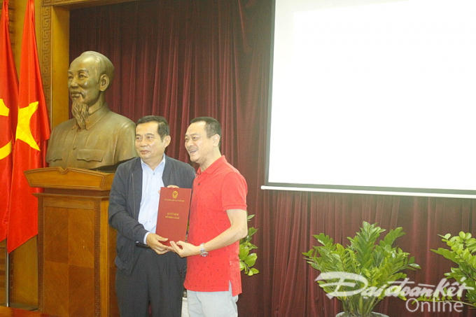 Trao quyết định bổ nhiệm NSND Anh Tú làm Phó giám đốc phụ trách Nhà hát kịch Việt Nam.