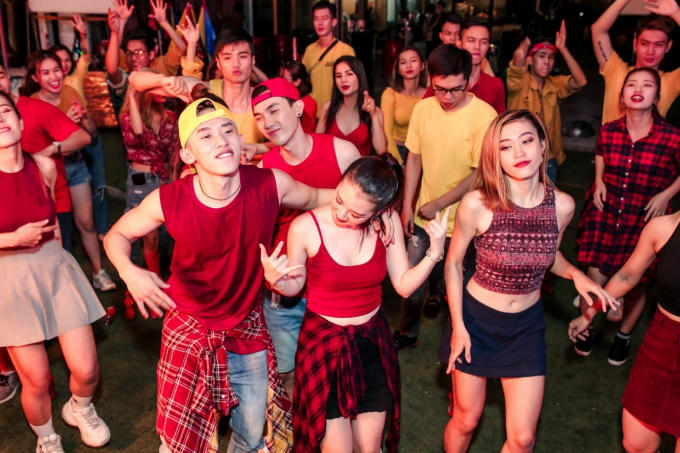 Sau &ldquo;Anh nh&agrave; ở đ&acirc;u thế&rdquo;, Amee li&ecirc;n tục được Kay Trần &ldquo;thả th&iacute;nh&rdquo; trong MV Phố h&agrave;ng n&oacute;ng