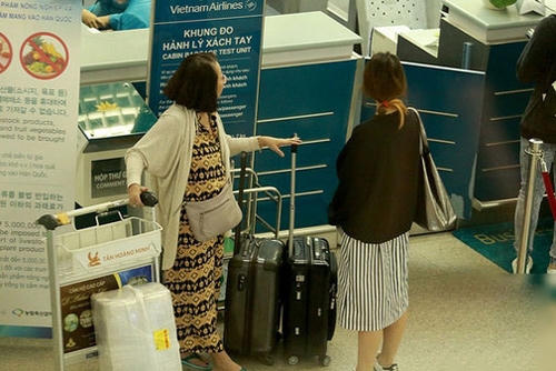 Nữ ca sĩ thoải mái trò chuyện cùng "mẹ chồng tương lai" trong lúc bạn trai làm thủ tục.