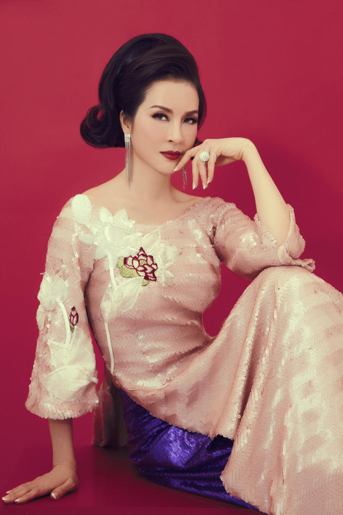 MC Thanh mai sang trọng kiêu sa trong những mẫu áo dài cách tân