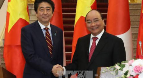 Thủ tướng Nguyễn Xuân Phúc trong lần đón tiếp Thủ tướng Nhật Bản Shinzo Abe trong chuyến thăm chính thức Việt Nam tháng 1/2017 (Ảnh: TTXVN).