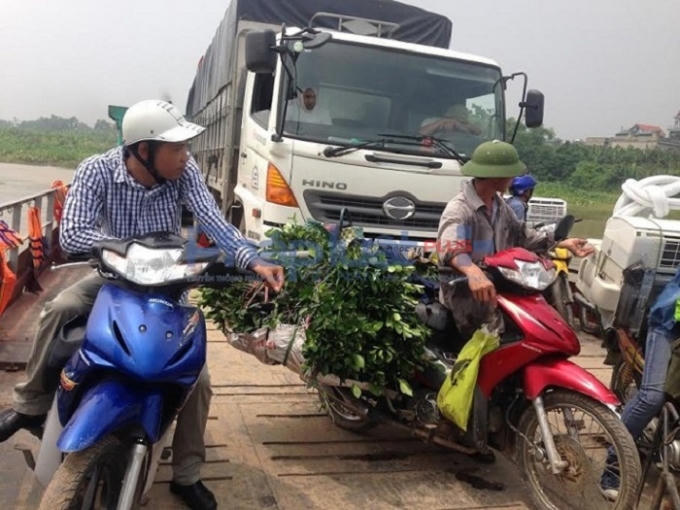 Hành khách nhốn nháo khi phà chết máy.